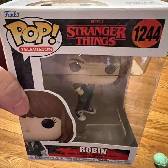 Funko Pop Stranger Things ROBIN Vinyl Figure - Picture 3 of 8